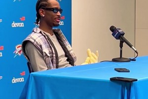 最后一攻被夹击后传给卡鲁索！亚历山大：我对他完全信任！