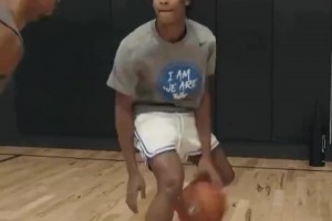 爱德华兹评价库里：在我眼里，他是历史上最伟大的控卫