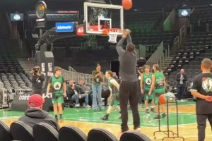 宝刀未老啊💦皮尔斯赛前手痒，45度角三分5投全中！