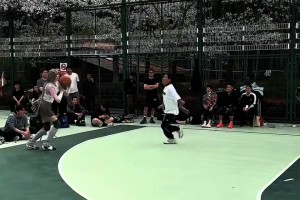 你这样穿让防守的男同志咋防？外国女郎上篮球场穿短裙可爱哒